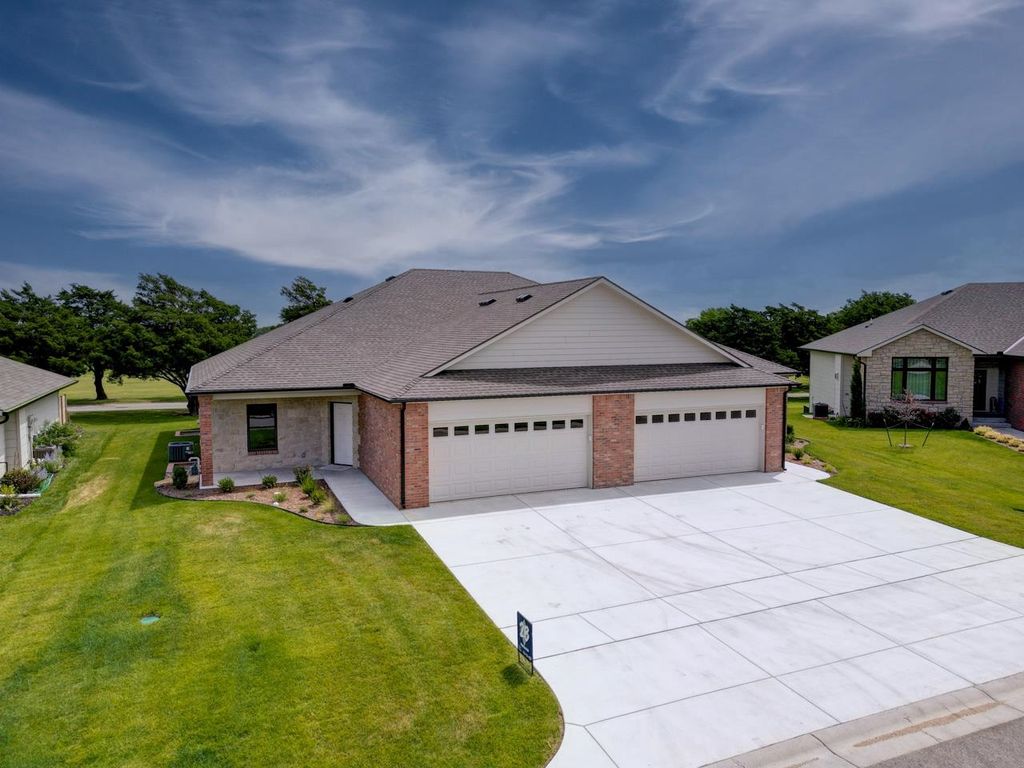3112 Long Ct, Winfield, KS 67156
