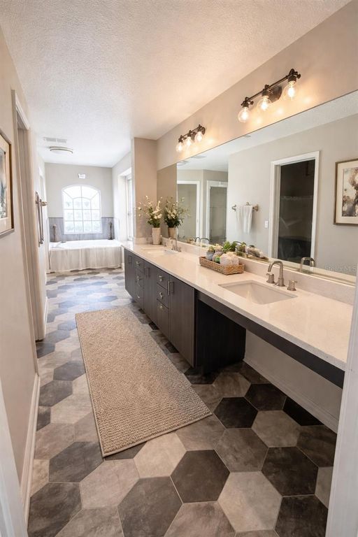 Image 8 of property listing at 14114 ABACO ISLE DRIVE, Orlando, FL 32824