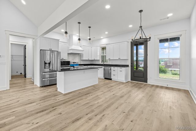1604 4TH Avenue N, Clanton, AL 35045