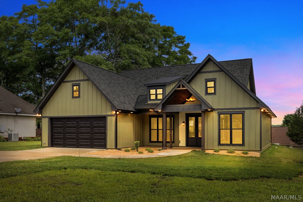 1604 4TH Avenue N, Clanton, AL 35045