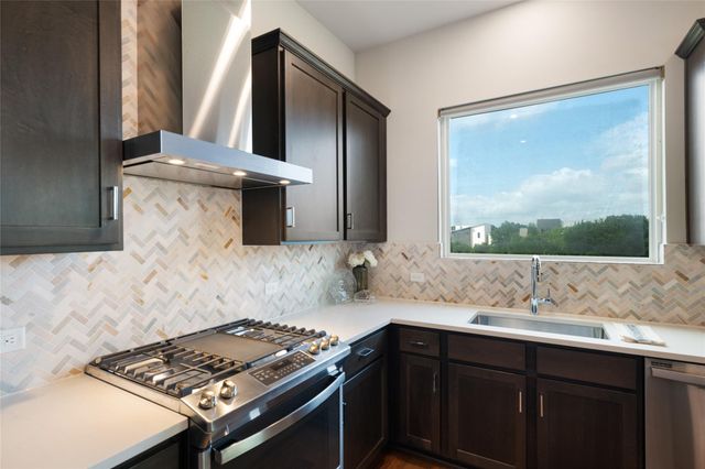 7913 Floracita LN, Austin, TX 78735
