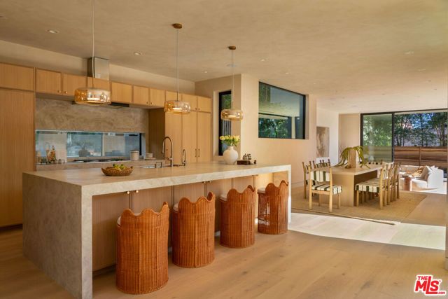 2048 Linnington Avenue, Los Angeles, CA 90025