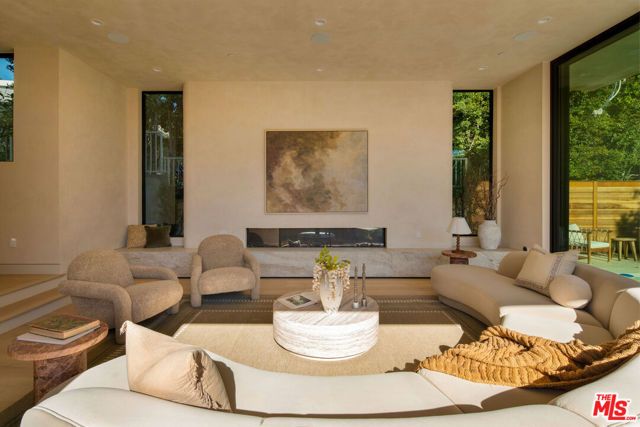 2048 Linnington Avenue, Los Angeles, CA 90025