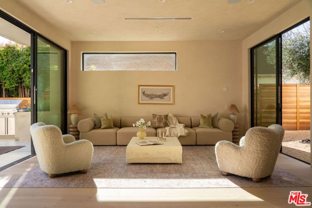 2048 Linnington Avenue, Los Angeles, CA 90025