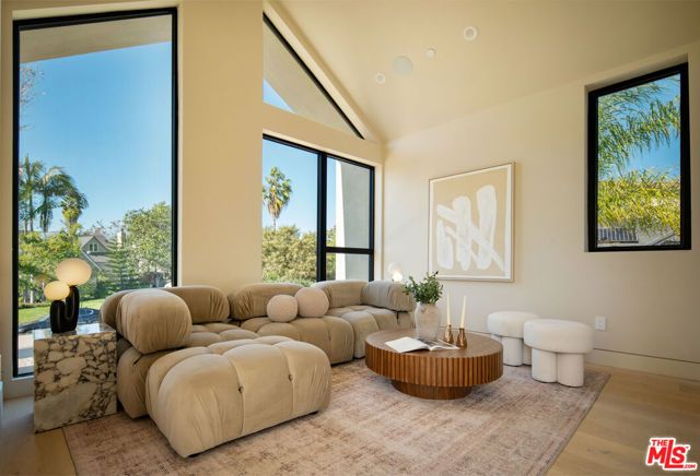 2048 Linnington Avenue, Los Angeles, CA 90025