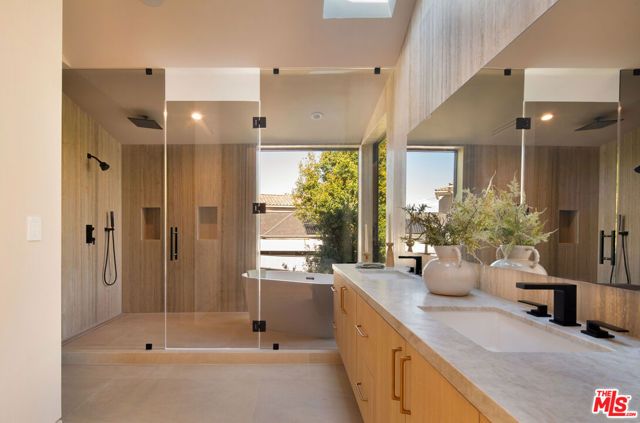 2048 Linnington Avenue, Los Angeles, CA 90025