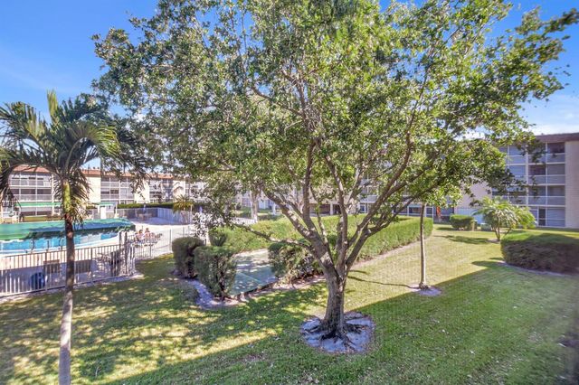 400 Village Green Circle W 212, Palm Springs, FL 33461