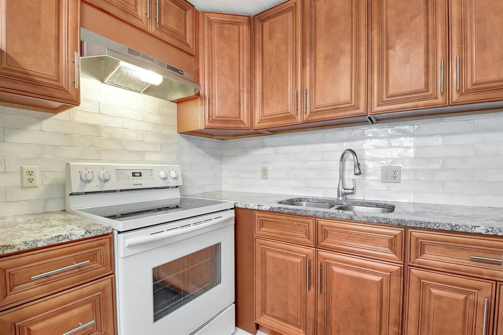 400 Village Green Circle W 212, Palm Springs, FL 33461
