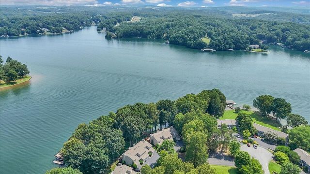60 Windlass Pointe DR, Moneta, VA 24121