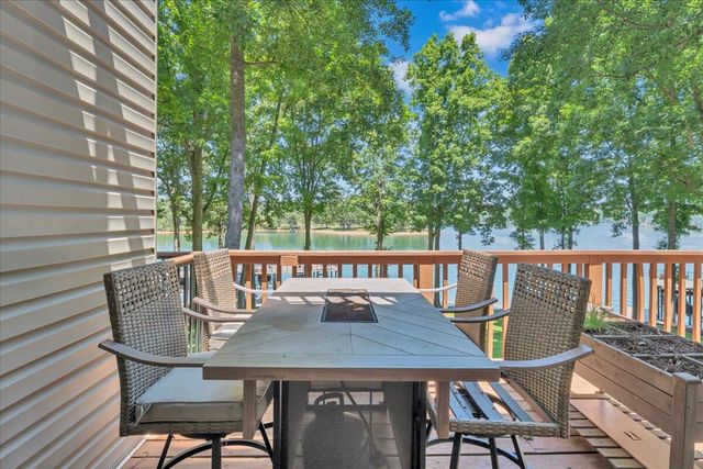 60 Windlass Pointe DR, Moneta, VA 24121
