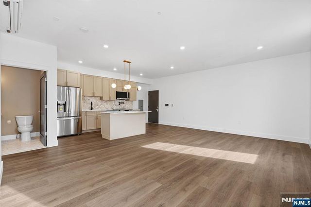 21 Lincoln Park 100, Newark, NJ 07102