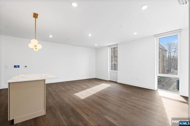 21 Lincoln Park 100, Newark, NJ 07102
