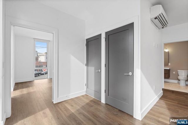 21 Lincoln Park 100, Newark, NJ 07102