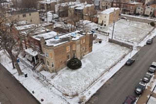 4300 W Gladys Avenue, Chicago, IL 60624