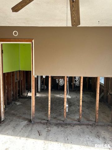 17122 10TH Avenue North, East Moline, IL 61244