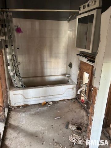 17122 10TH Avenue North, East Moline, IL 61244