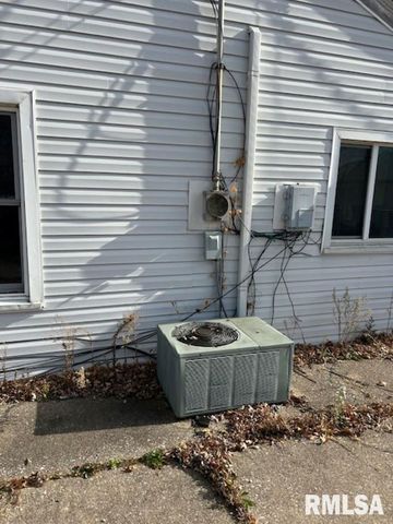 17122 10TH Avenue North, East Moline, IL 61244