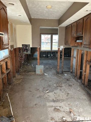 17122 10TH Avenue North, East Moline, IL 61244