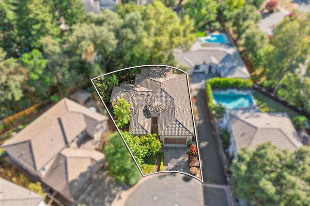 8095 Village Estates Ln, Fair Oaks, CA 95628