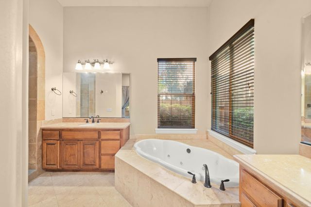 8095 Village Estates Ln, Fair Oaks, CA 95628