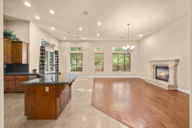 8095 Village Estates Ln, Fair Oaks, CA 95628