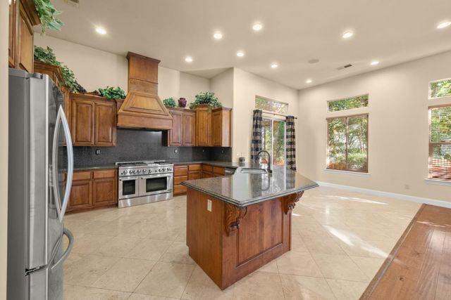 8095 Village Estates Ln, Fair Oaks, CA 95628