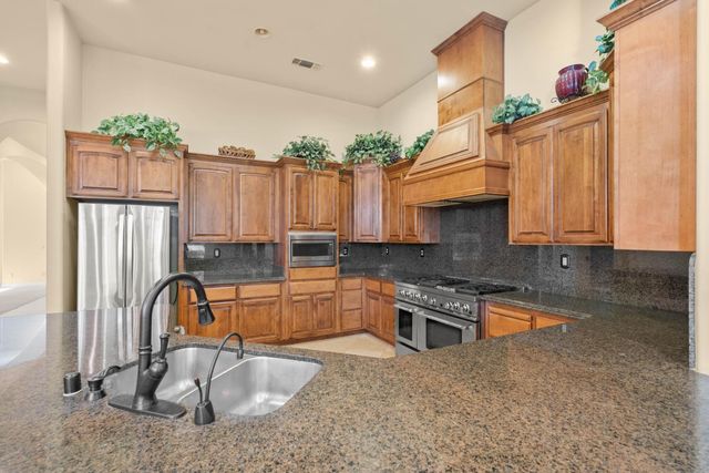 8095 Village Estates Ln, Fair Oaks, CA 95628