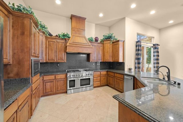 8095 Village Estates Ln, Fair Oaks, CA 95628