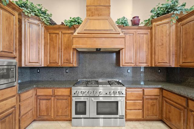 8095 Village Estates Ln, Fair Oaks, CA 95628