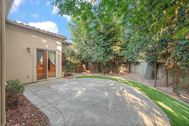 8095 Village Estates Ln, Fair Oaks, CA 95628