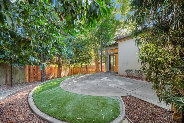 8095 Village Estates Ln, Fair Oaks, CA 95628