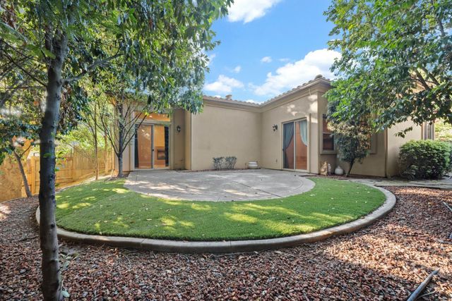 8095 Village Estates Ln, Fair Oaks, CA 95628