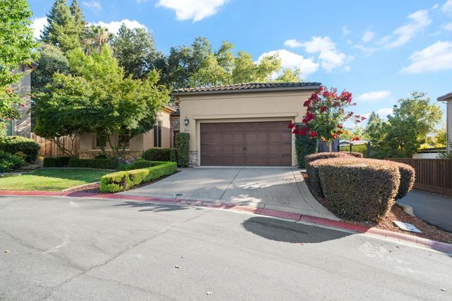 8095 Village Estates Ln, Fair Oaks, CA 95628