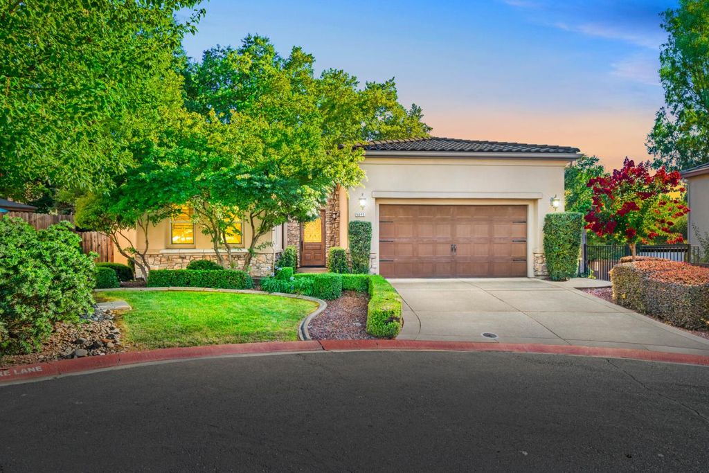 8095 Village Estates Ln, Fair Oaks, CA 95628
