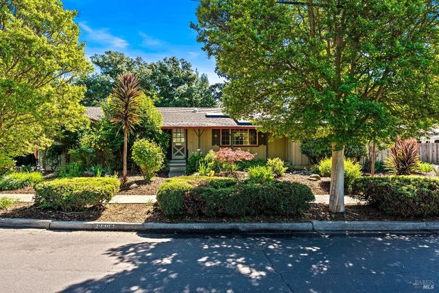 2608 W Pueblo Ave, Napa, CA 94558