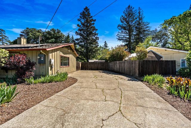 2608 W Pueblo Ave, Napa, CA 94558