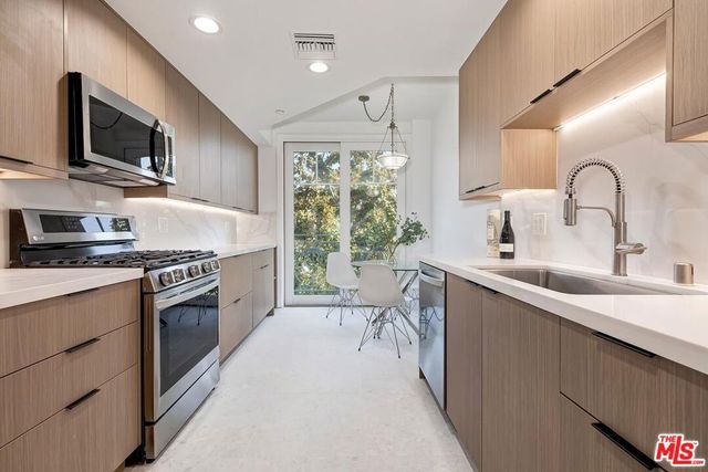 430 N Oakhurst Drive 202, Beverly Hills, CA 90210