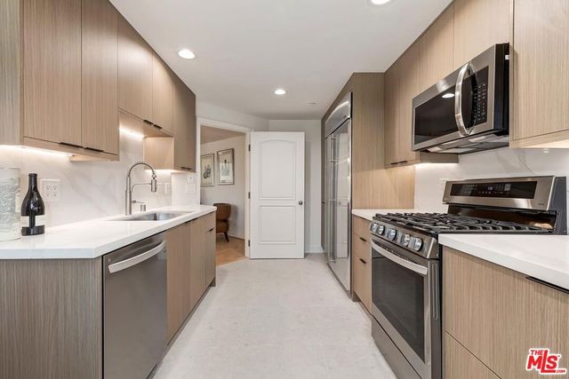 430 N Oakhurst Drive 202, Beverly Hills, CA 90210
