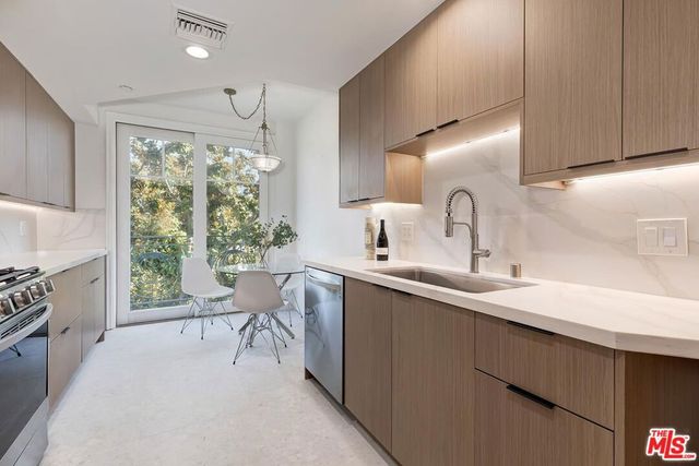 430 N Oakhurst Drive 202, Beverly Hills, CA 90210
