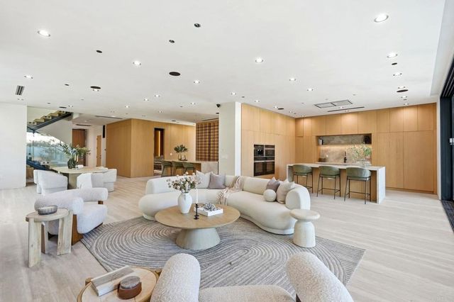 843 N Vista Street, Los Angeles, CA 90046