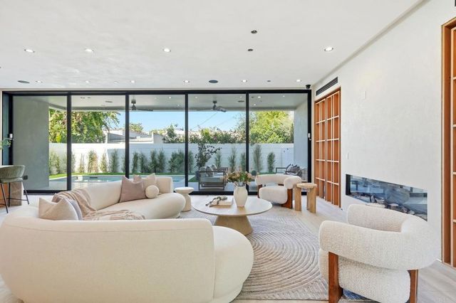 843 N Vista Street, Los Angeles, CA 90046