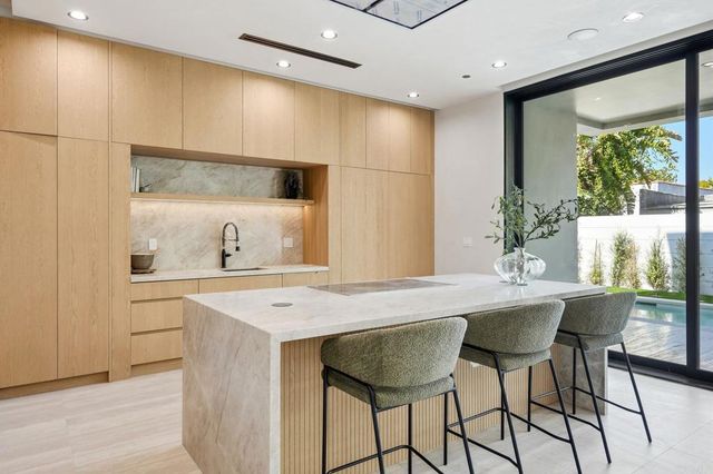843 N Vista Street, Los Angeles, CA 90046