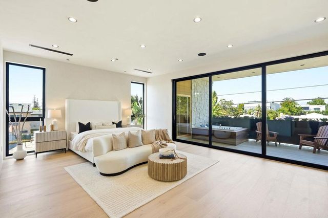 843 N Vista Street, Los Angeles, CA 90046