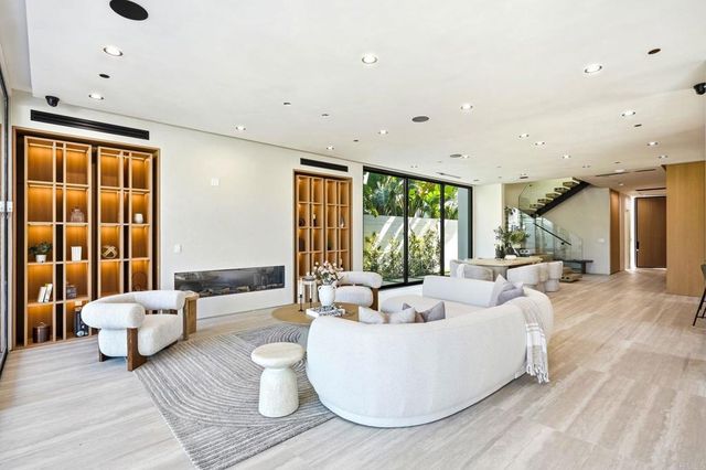 843 N Vista Street, Los Angeles, CA 90046