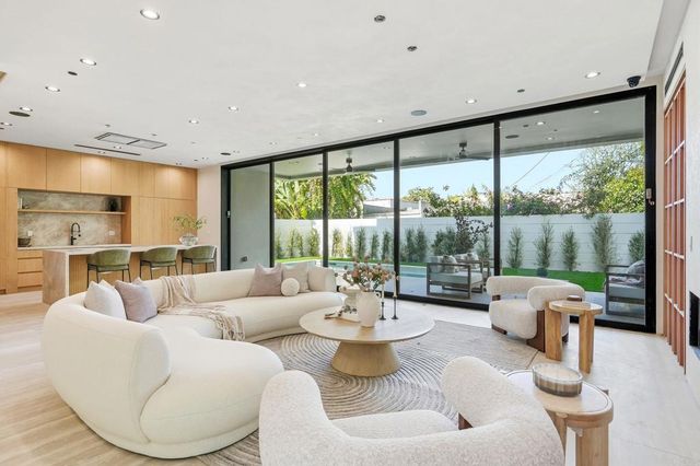 843 N Vista Street, Los Angeles, CA 90046