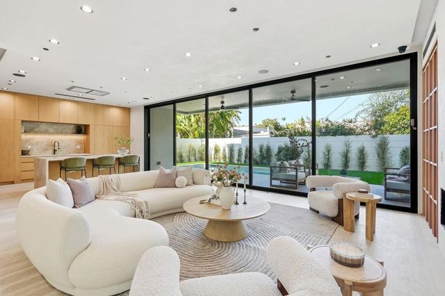 843 N Vista Street, Los Angeles, CA 90046