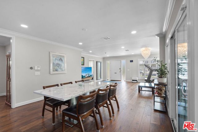 1043 S Victoria Avenue, Los Angeles, CA 90019