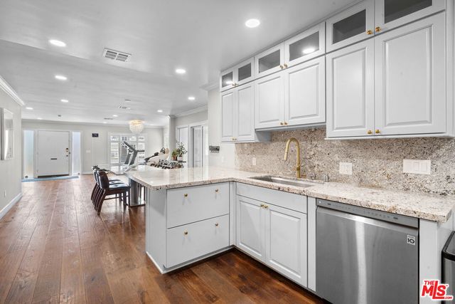 1043 S Victoria Avenue, Los Angeles, CA 90019