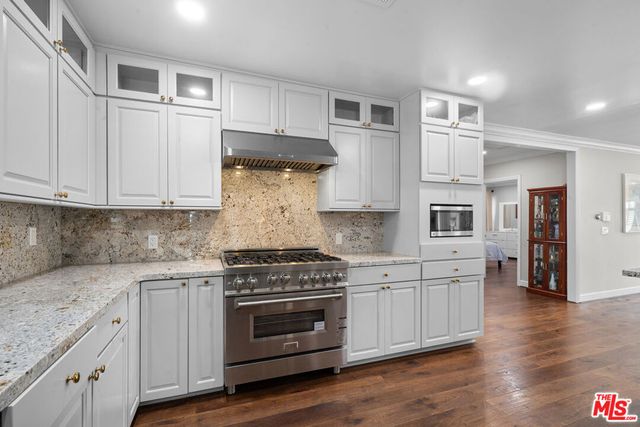 1043 S Victoria Avenue, Los Angeles, CA 90019