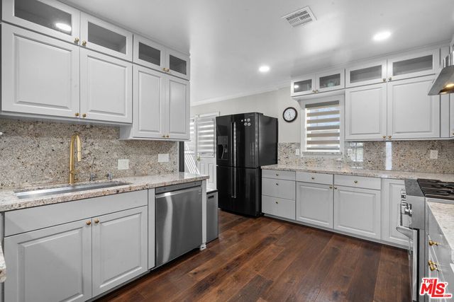 1043 S Victoria Avenue, Los Angeles, CA 90019